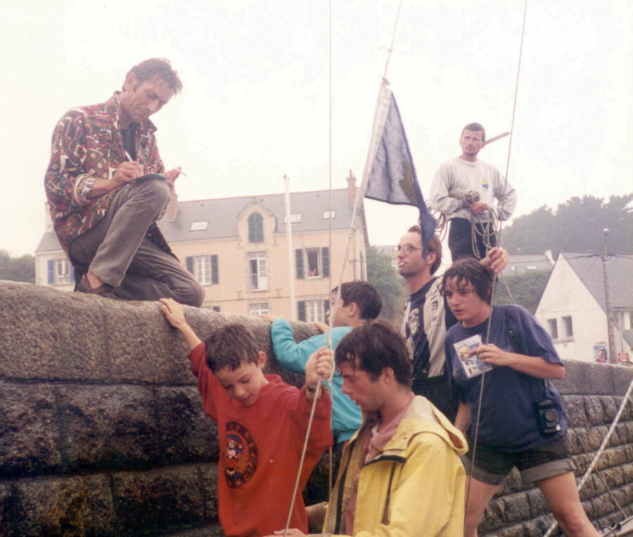 Dédicace de Michel Tonnerre sur le quai de Port Tudy avant le départ de Ilboued pour le grand tour