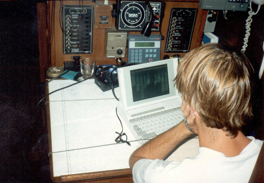Déjà un ordinateur portable à bord en 1994 - monochrome