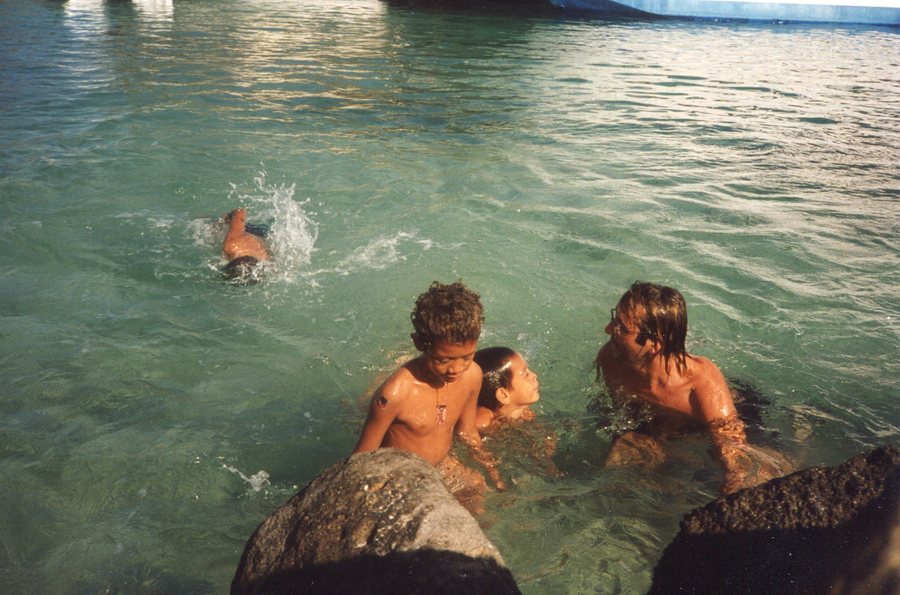 Avec les enfants de Bora Bora à proximité de la tombe d'Alain Gerbault