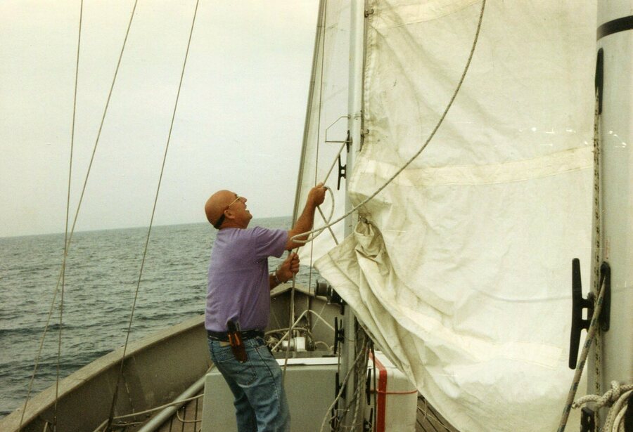 Victor Tonnerre en réglage de voile