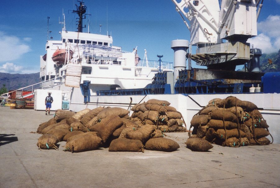 La goélette des Marquises au quai à Hiva Hoa